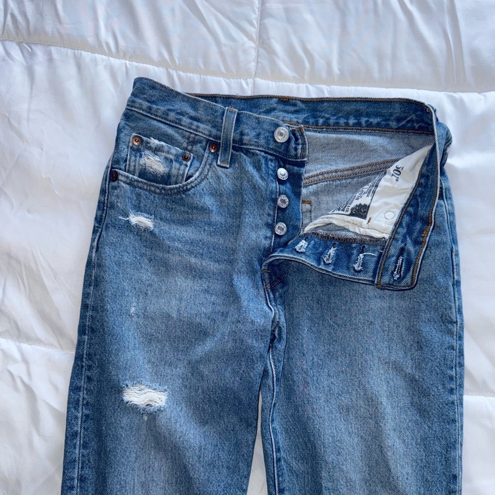 Levi’s Women’s 501 Original Fit Distressed Denim Jeans Size 25 Length 26 - Picture 3 of 8